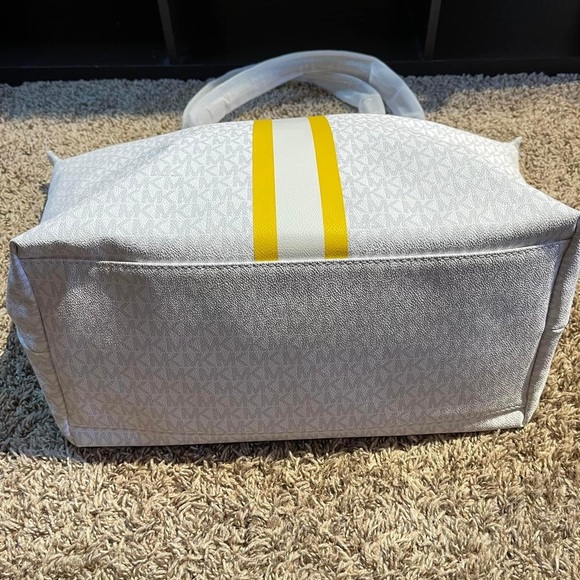 ❌SOLD❌💐💐BRANDNEW TRAVEL EXTRA LARGE TOTE💐💐 - Picture 5 of 6